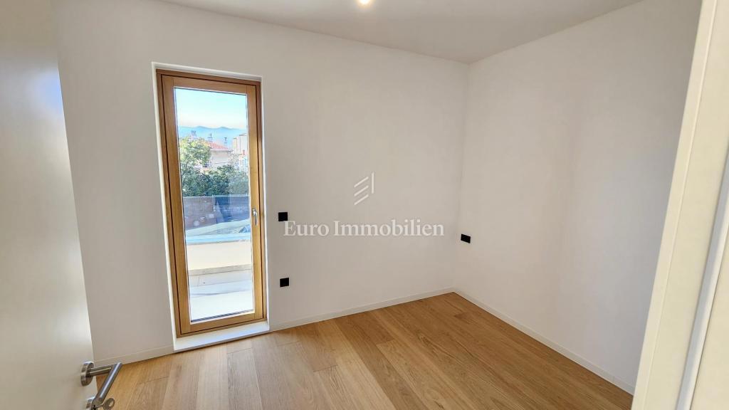 Luksuzni penthouse s teraso in 3 garažami