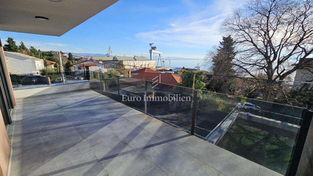 Luksuzni penthouse s teraso in 3 garažami