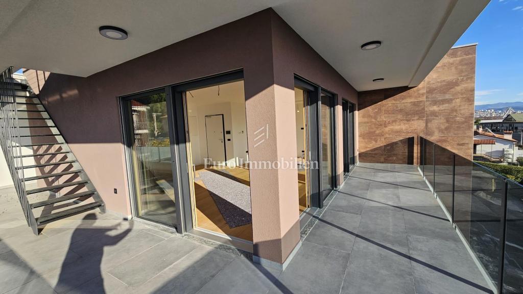 Luksuzni penthouse s teraso in 3 garažami