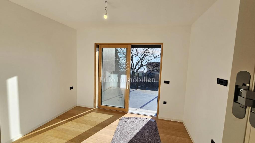 Luksuzni penthouse s teraso in 3 garažami