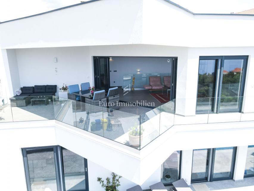 Crikvenica, luksuzna moderna hiša z bazenom