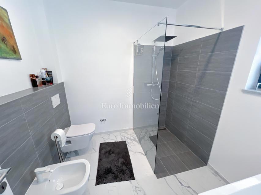 Crikvenica, luksuzna moderna hiša z bazenom