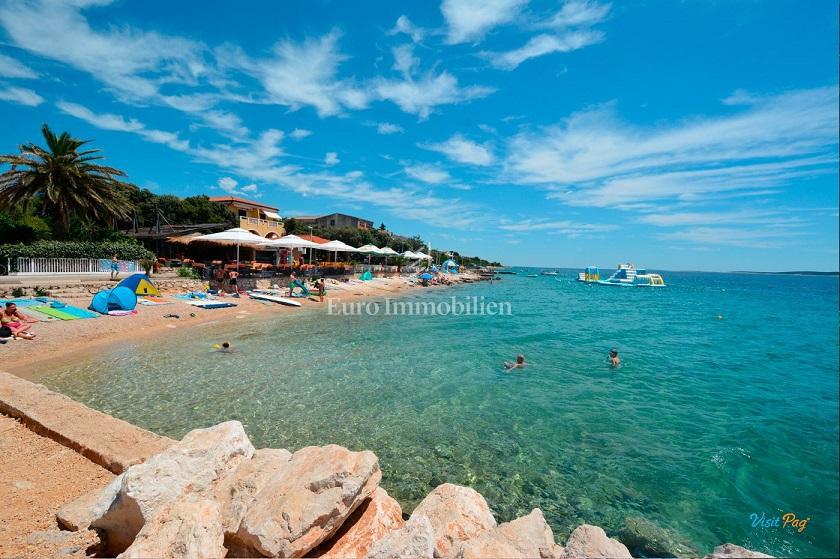 Apartma z dvoriščem v ekskluzivni novogradnji blizu morja - otok Pag