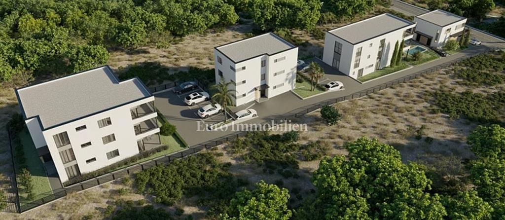 Apartma z dvoriščem v ekskluzivni novogradnji blizu morja - otok Pag
