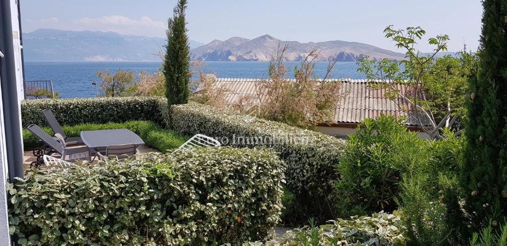 Baška – Hiša v prvi vrsti ob morju, 4 apartmaji