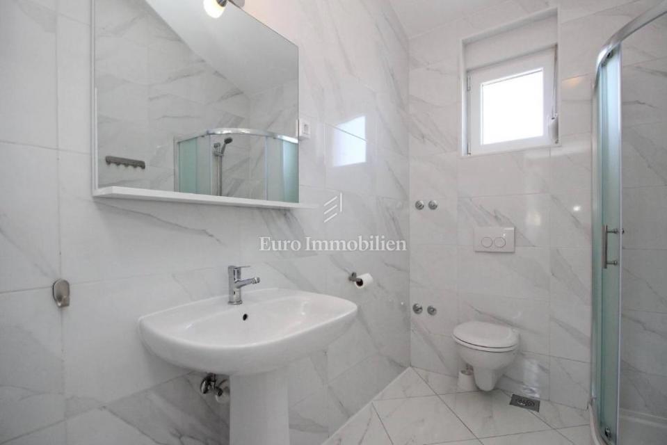 Baška – Hiša v prvi vrsti ob morju, 4 apartmaji