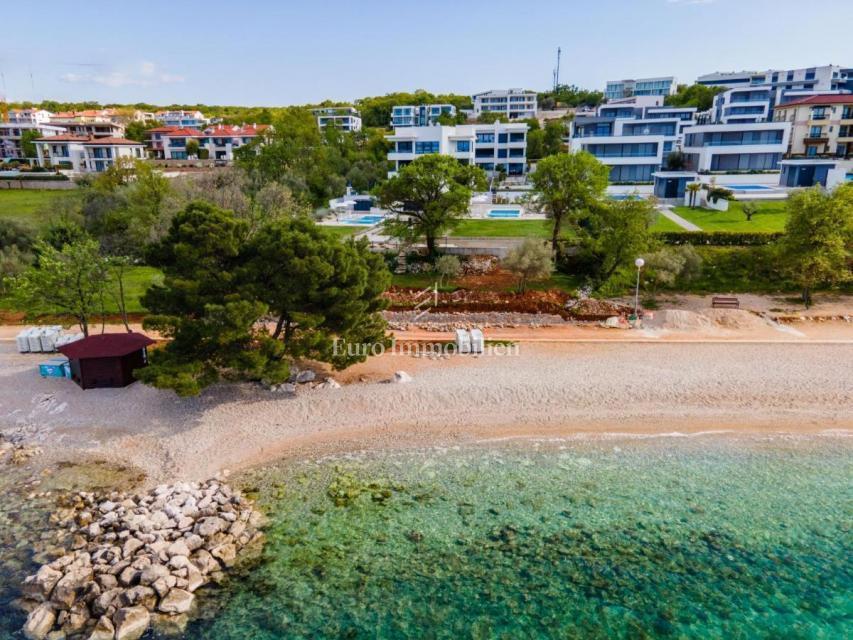 Apartma z bazenom v prvi vrsti do plaže - Malinska