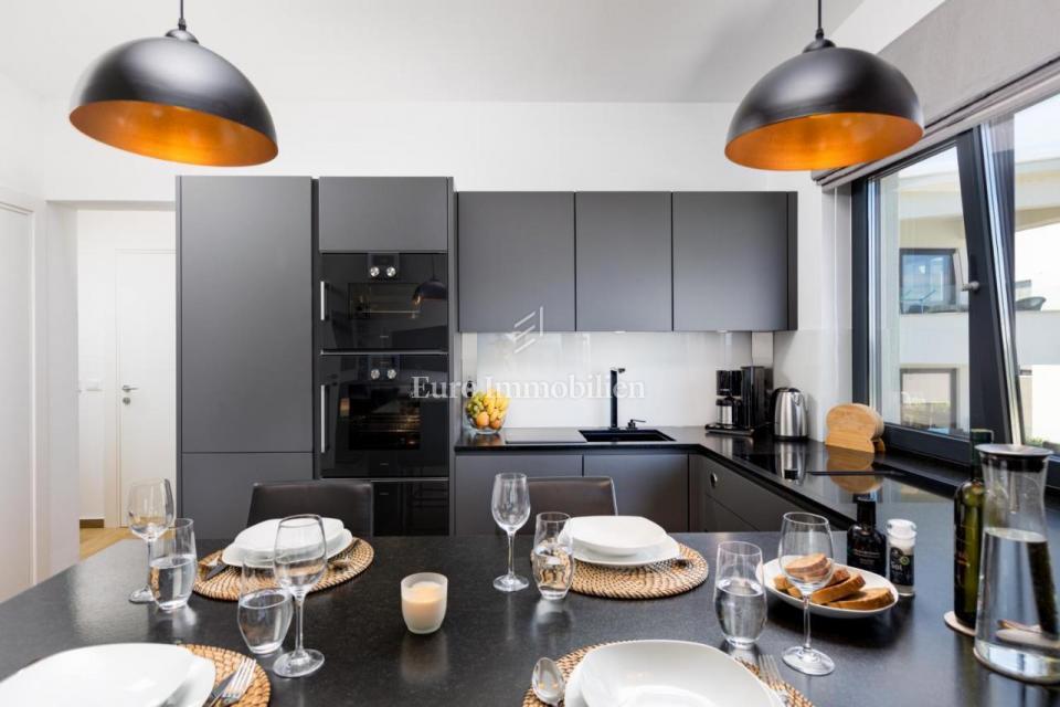 Apartma z bazenom v prvi vrsti do plaže - Malinska