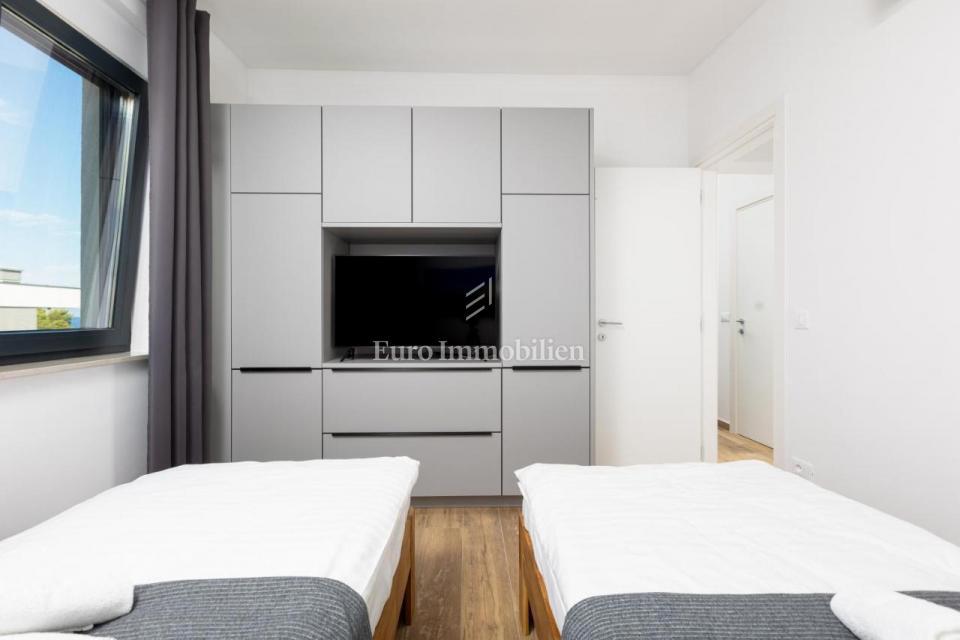 Apartma z bazenom v prvi vrsti do plaže - Malinska