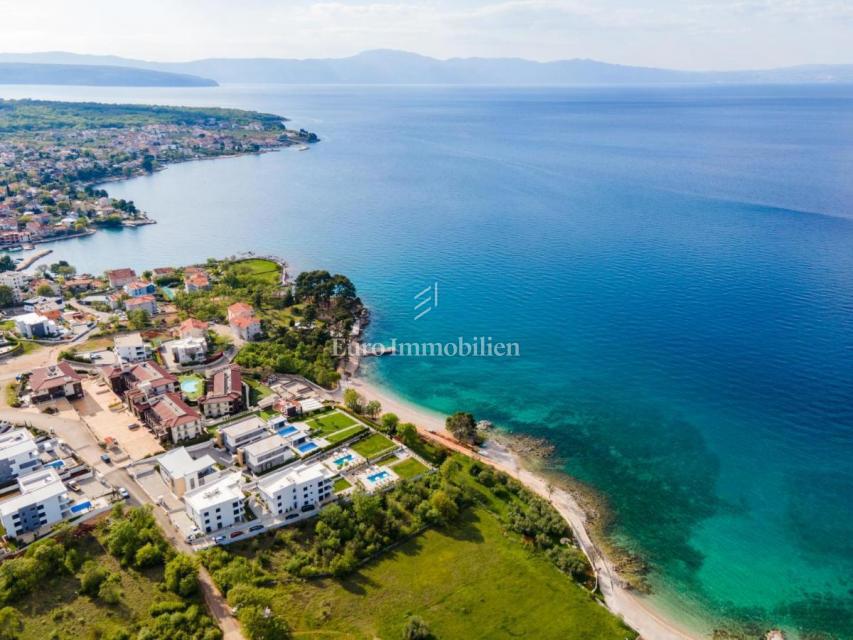 Apartma z bazenom v prvi vrsti do plaže - Malinska