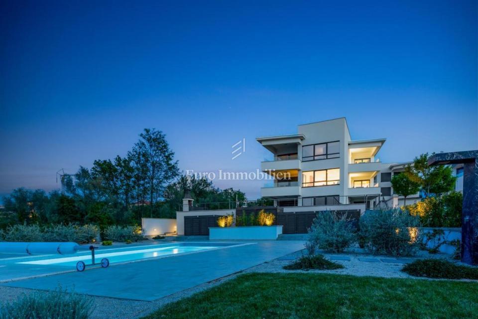 Apartma z bazenom v prvi vrsti do plaže - Malinska