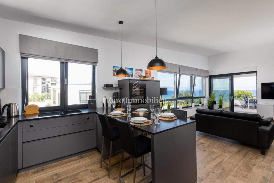 Apartma z bazenom v prvi vrsti do plaže - Malinska