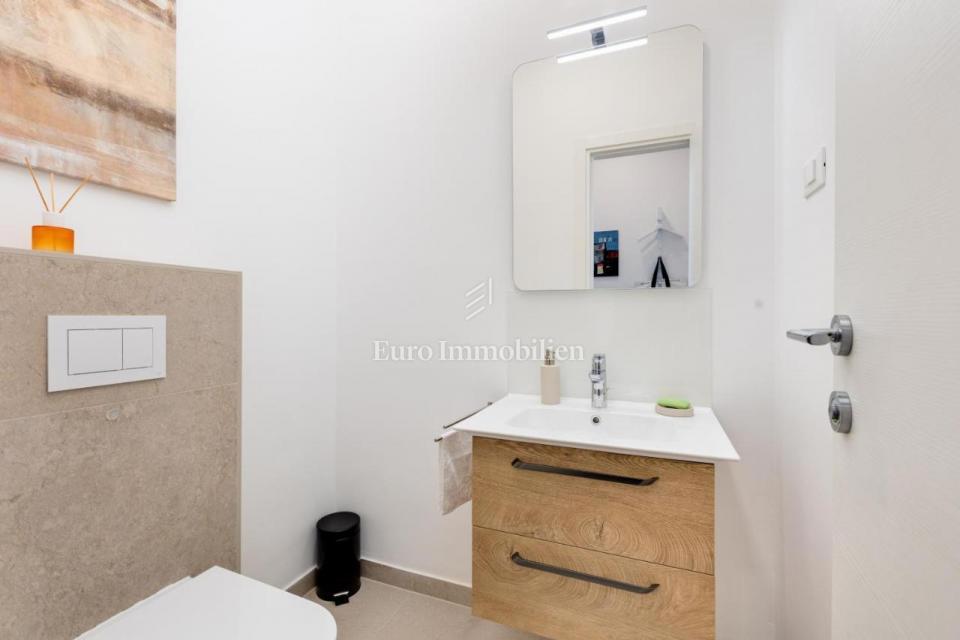 Apartma z bazenom v prvi vrsti do plaže - Malinska