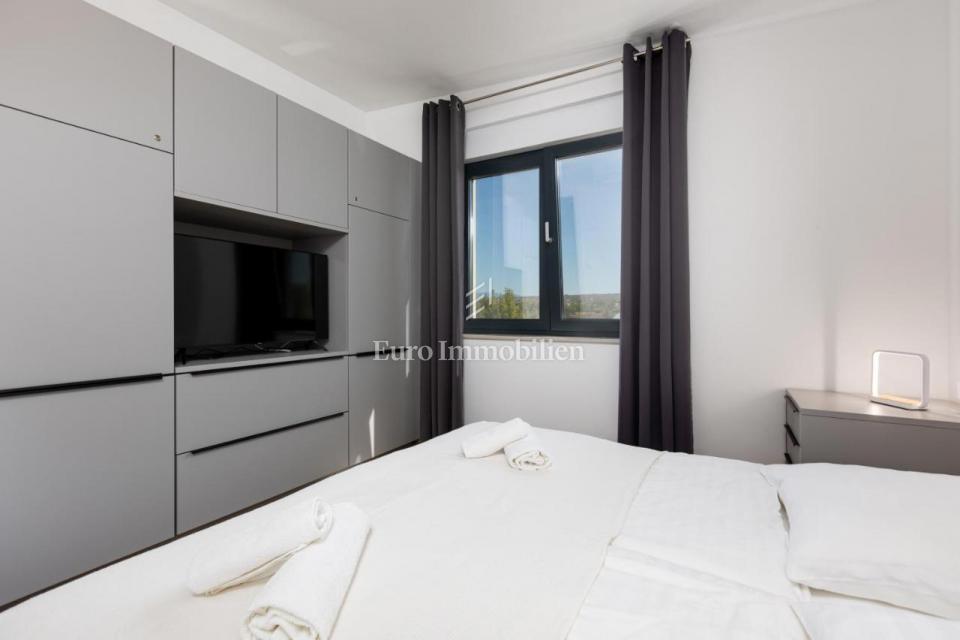 Apartma z bazenom v prvi vrsti do plaže - Malinska