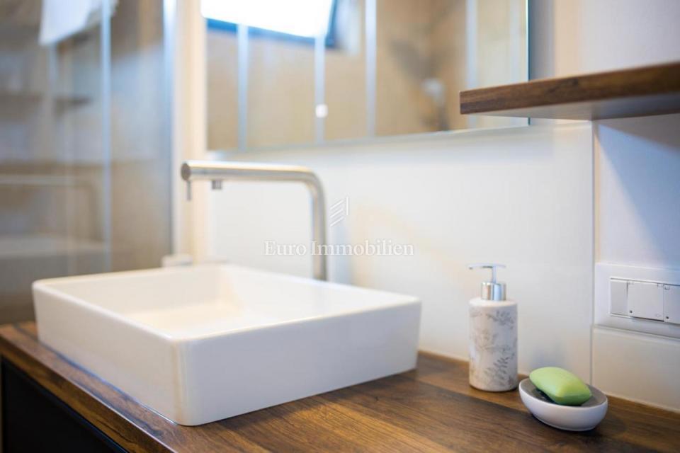 Apartma z bazenom v prvi vrsti do plaže - Malinska