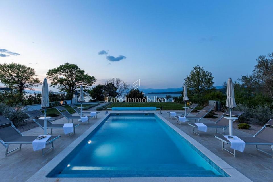 Apartma z bazenom v prvi vrsti do plaže - Malinska