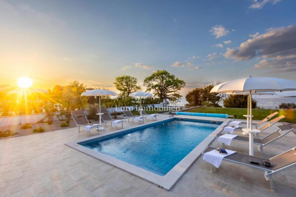 Apartma z bazenom v prvi vrsti do plaže - Malinska