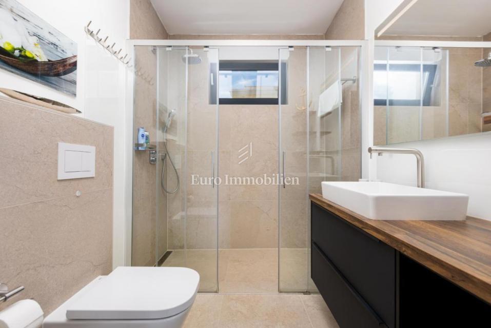 Apartma z bazenom v prvi vrsti do plaže - Malinska