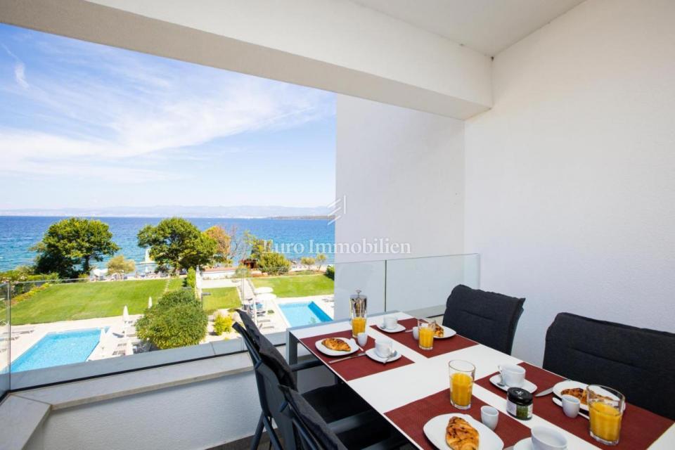 Apartma z bazenom v prvi vrsti do plaže - Malinska