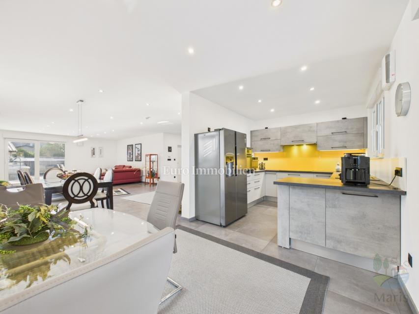 Moderna hiša z ogrevanim bazenom - Pomer