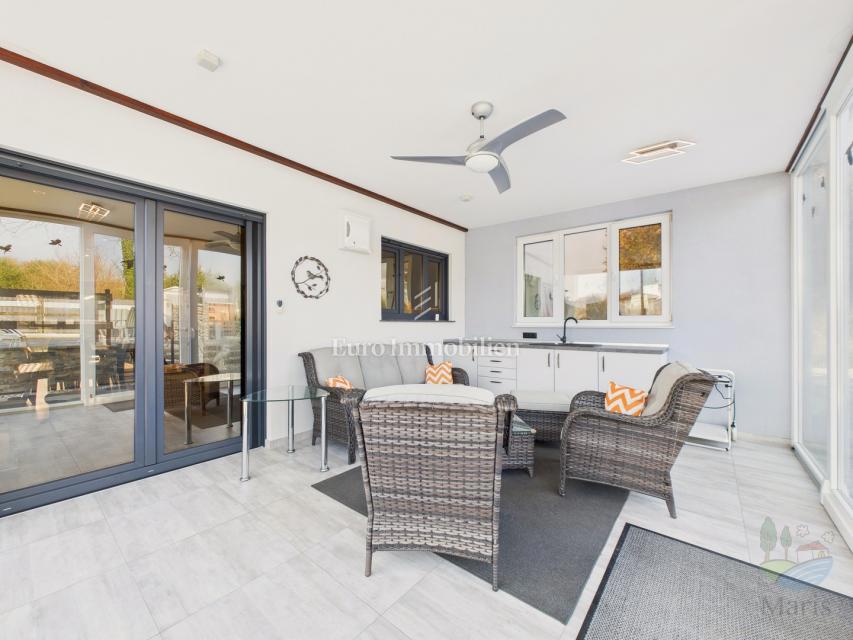 Moderna hiša z ogrevanim bazenom - Pomer