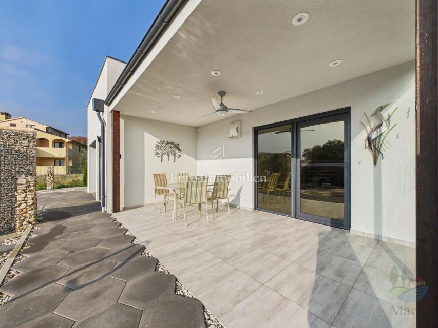 Moderna hiša z ogrevanim bazenom - Pomer