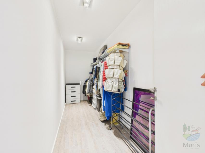 Moderna hiša z ogrevanim bazenom - Pomer