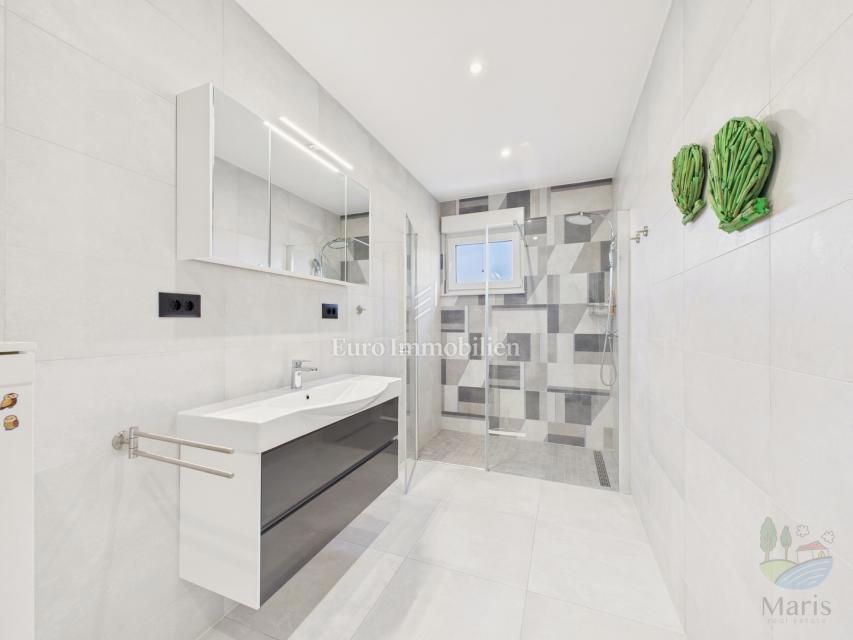 Moderna hiša z ogrevanim bazenom - Pomer