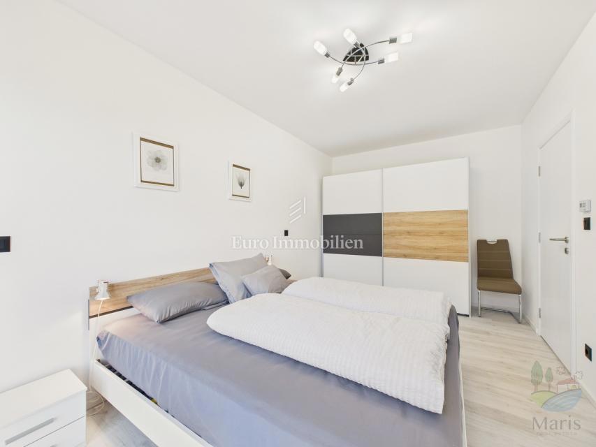 Moderna hiša z ogrevanim bazenom - Pomer