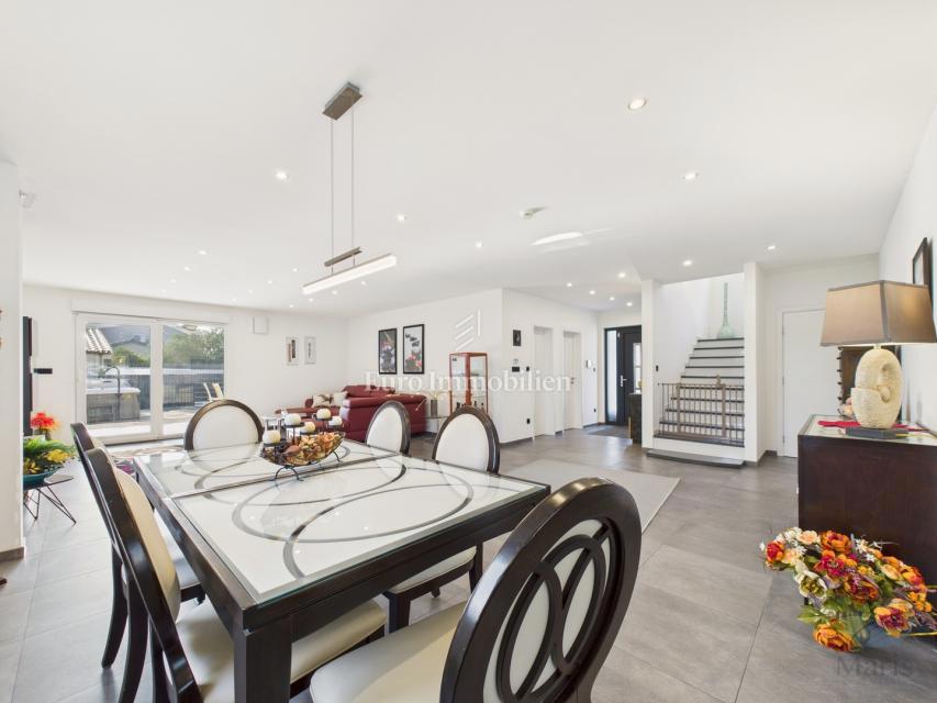 Moderna hiša z ogrevanim bazenom - Pomer