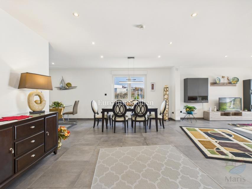 Moderna hiša z ogrevanim bazenom - Pomer