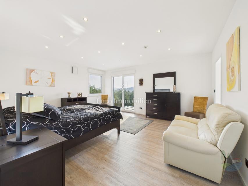 Moderna hiša z ogrevanim bazenom - Pomer