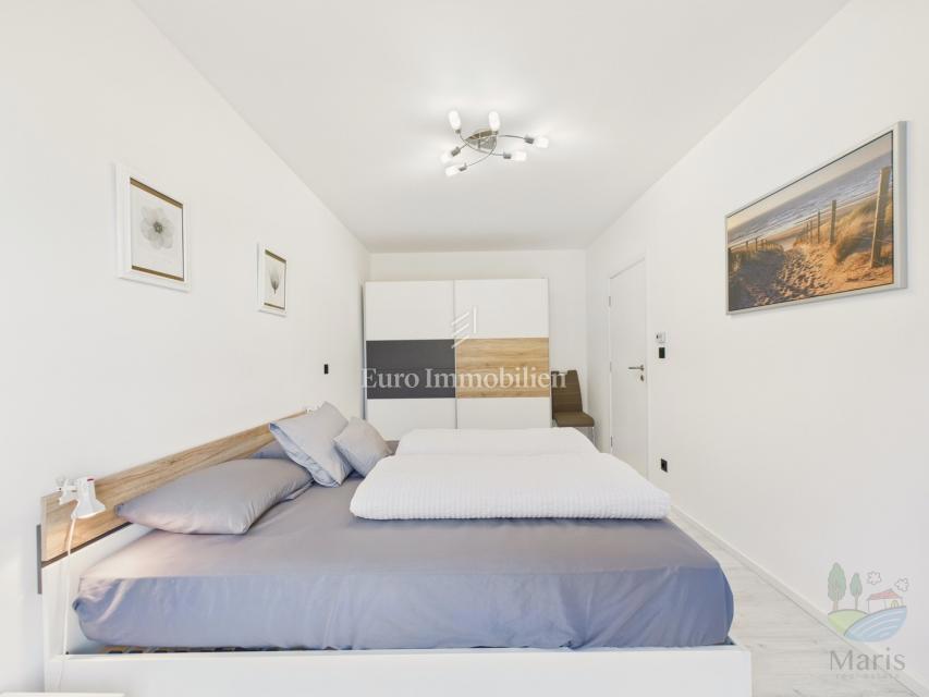 Moderna hiša z ogrevanim bazenom - Pomer