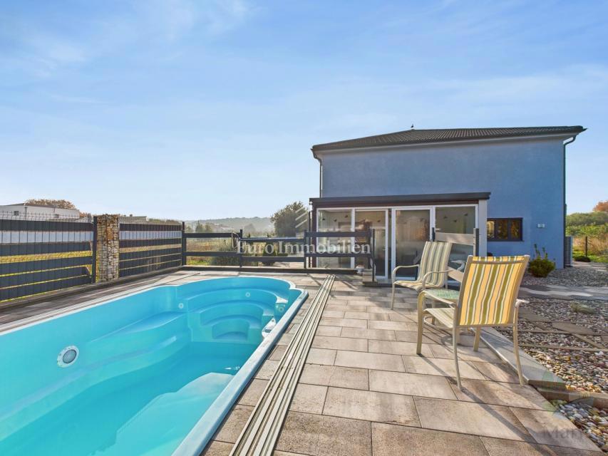 Moderna hiša z ogrevanim bazenom - Pomer