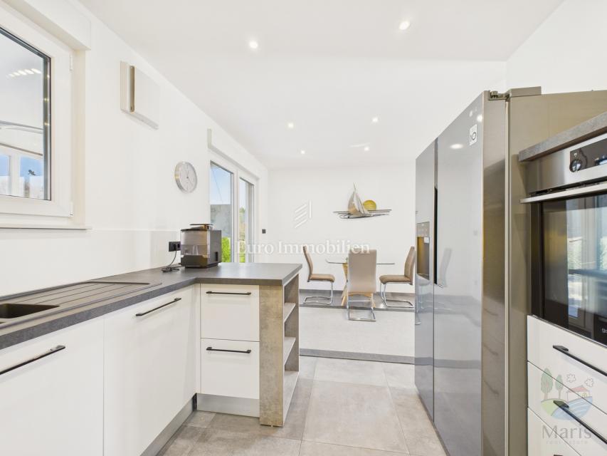 Moderna hiša z ogrevanim bazenom - Pomer