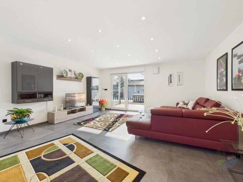 Moderna hiša z ogrevanim bazenom - Pomer