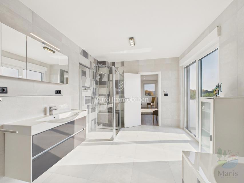 Moderna hiša z ogrevanim bazenom - Pomer