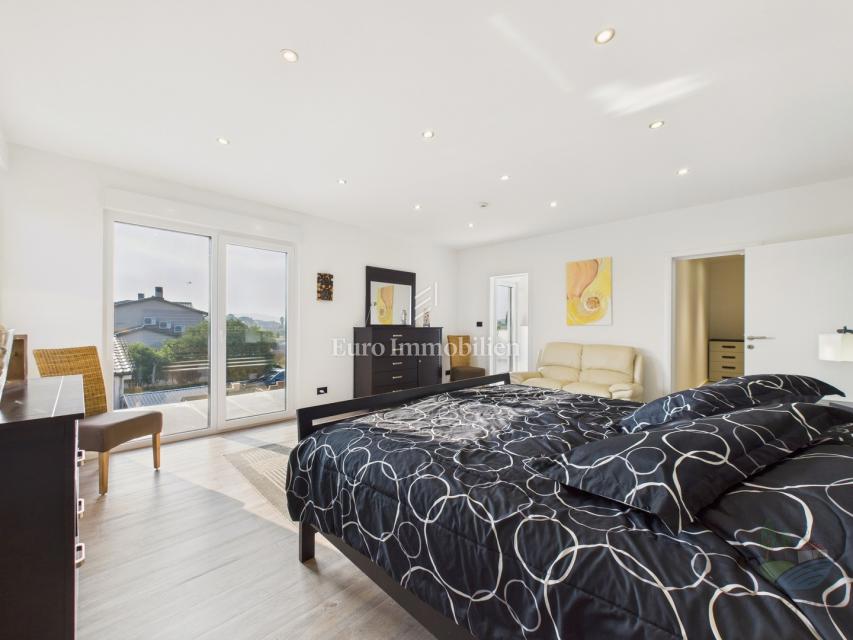 Moderna hiša z ogrevanim bazenom - Pomer