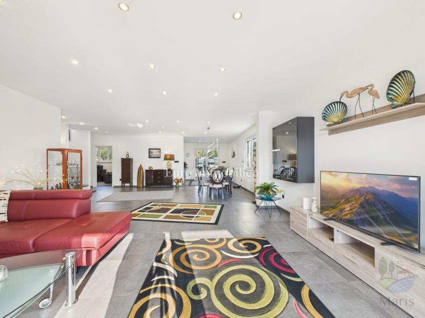 Moderna hiša z ogrevanim bazenom - Pomer