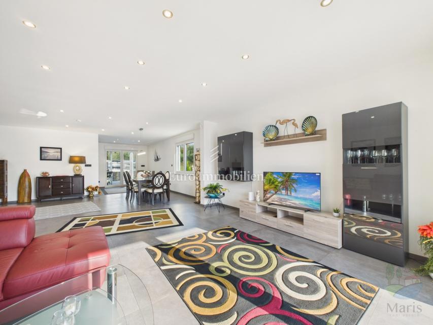 Moderna hiša z ogrevanim bazenom - Pomer