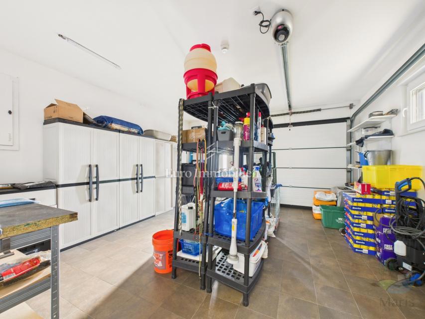 Moderna hiša z ogrevanim bazenom - Pomer