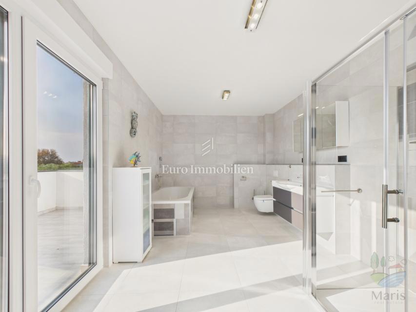 Moderna hiša z ogrevanim bazenom - Pomer