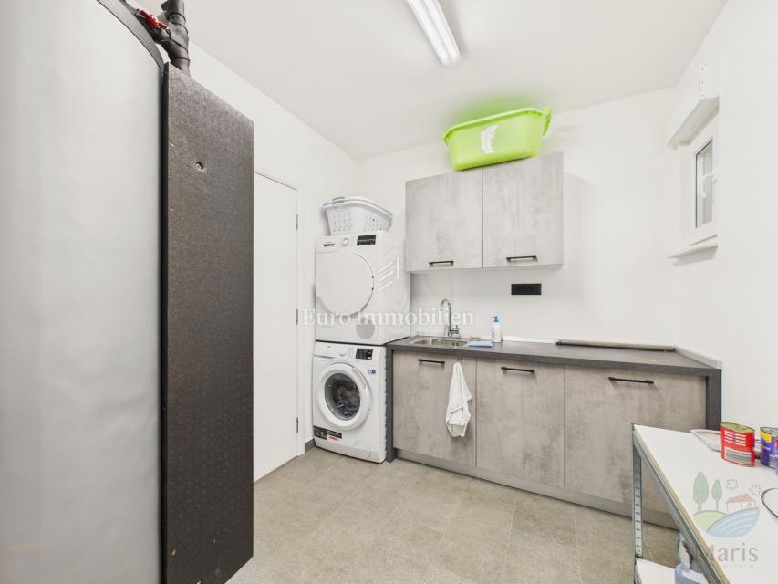 Moderna hiša z ogrevanim bazenom - Pomer