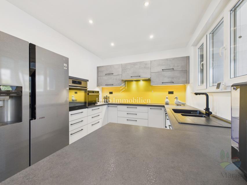 Moderna hiša z ogrevanim bazenom - Pomer