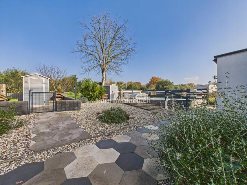 Moderna hiša z ogrevanim bazenom - Pomer