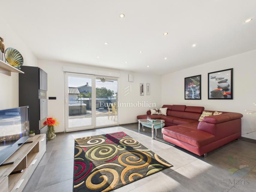 Moderna hiša z ogrevanim bazenom - Pomer