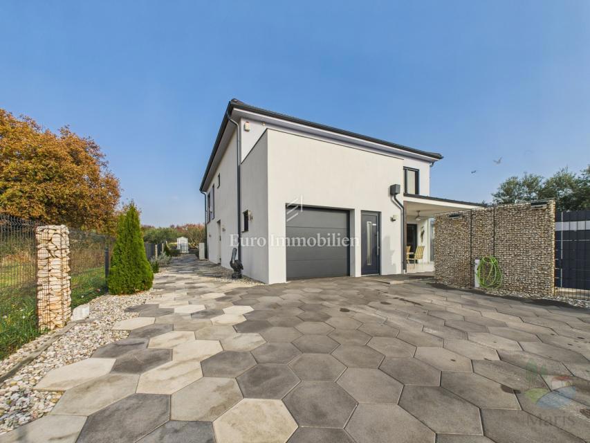 Moderna hiša z ogrevanim bazenom - Pomer