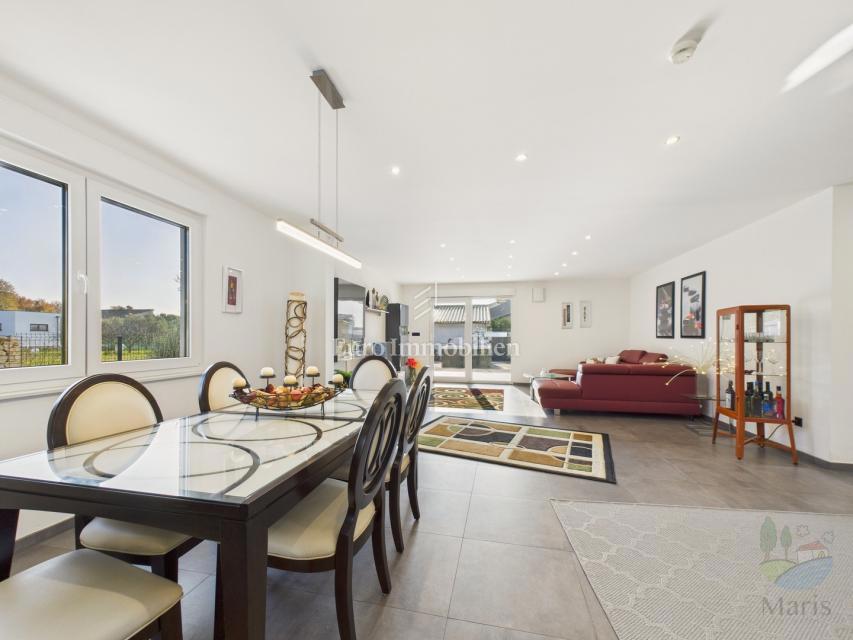 Moderna hiša z ogrevanim bazenom - Pomer