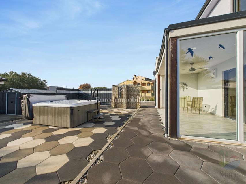 Moderna hiša z ogrevanim bazenom - Pomer