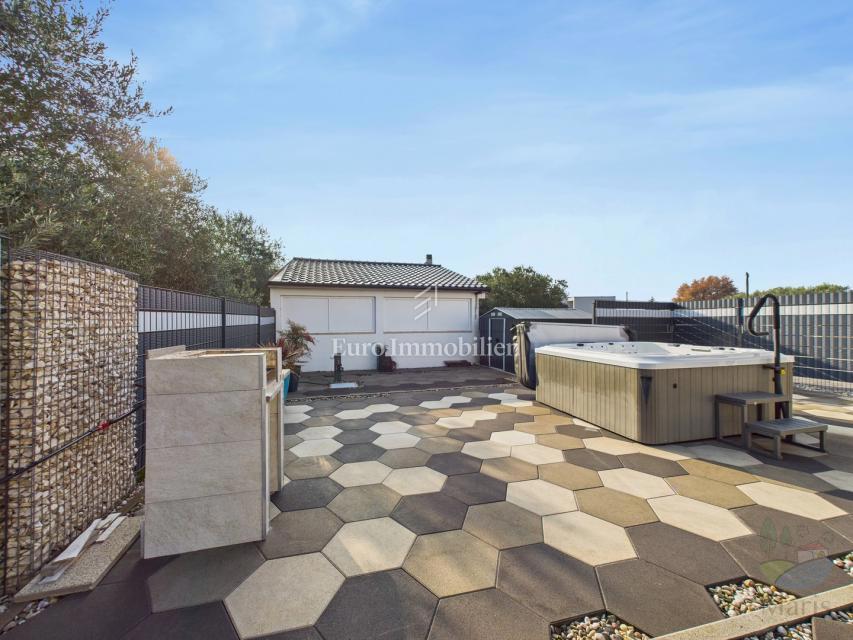 Moderna hiša z ogrevanim bazenom - Pomer